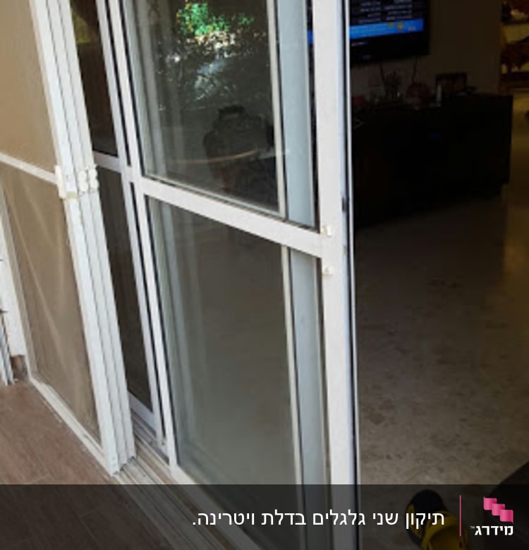 חלון עם תריסים פתוחים למחצה